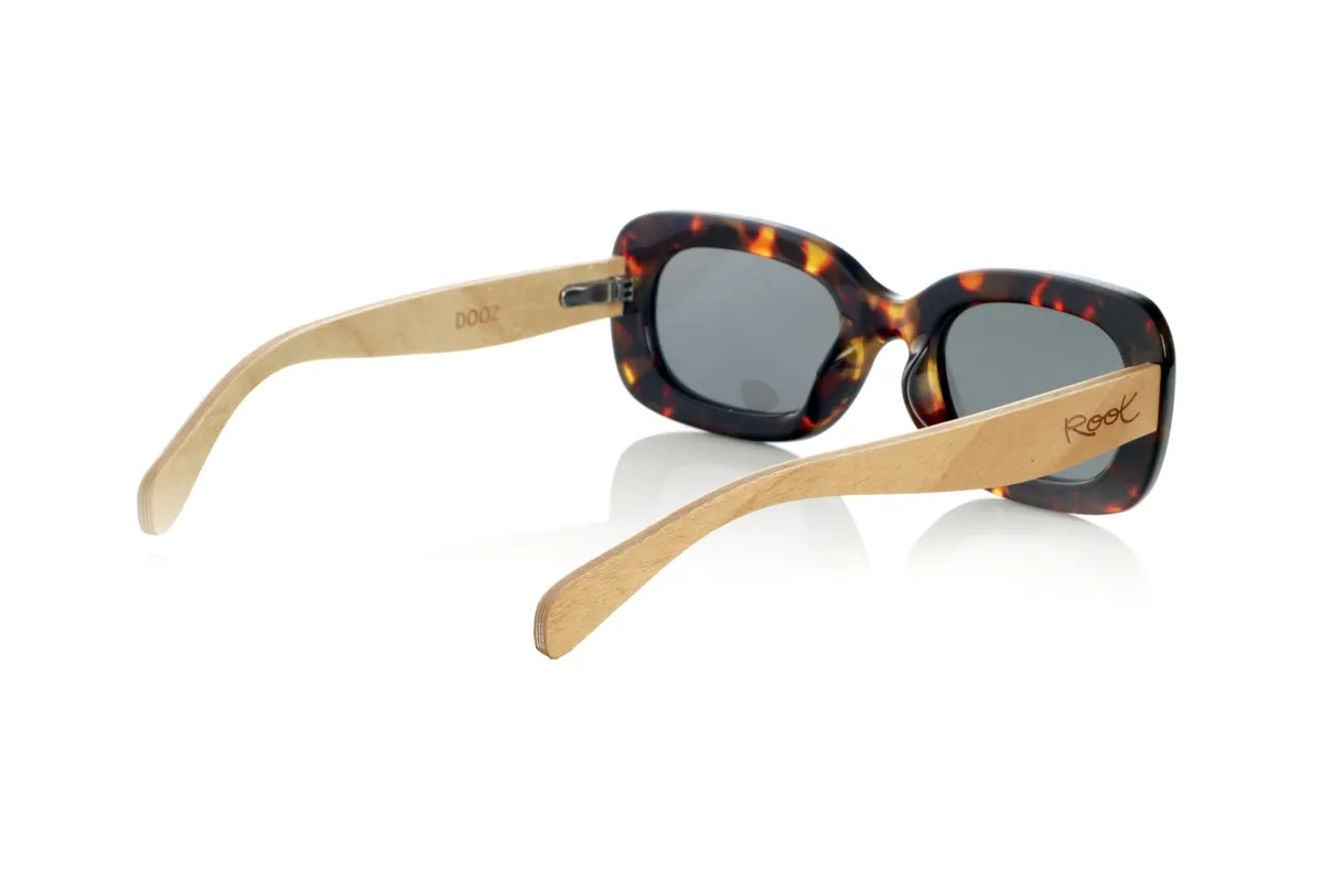Gafas de Madera Natural de Arce DOOZ. Las DOOZ redefinen el estilo retro con un toque moderno y natural. Su montura ovalada en acetato Carey aporta un aire sofisticado y nostálgico, mientras que sus varillas de madera de Arce realzan la calidez del diseño, ofreciendo un equilibrio perfecto entre tradición y vanguardia. Estas gafas de sol de madera son ideales para quienes buscan un look distintivo sin renunciar a la comodidad y ligereza. Equipadas con lentes polarizadas de alta calidad, garantizan una protección total contra los rayos UV y una visión óptima en cualquier entorno. 

Dimensiones de 147x44mm. Calibre de 52. Venta al Por Mayor y Detalle | Root Sunglasses® 