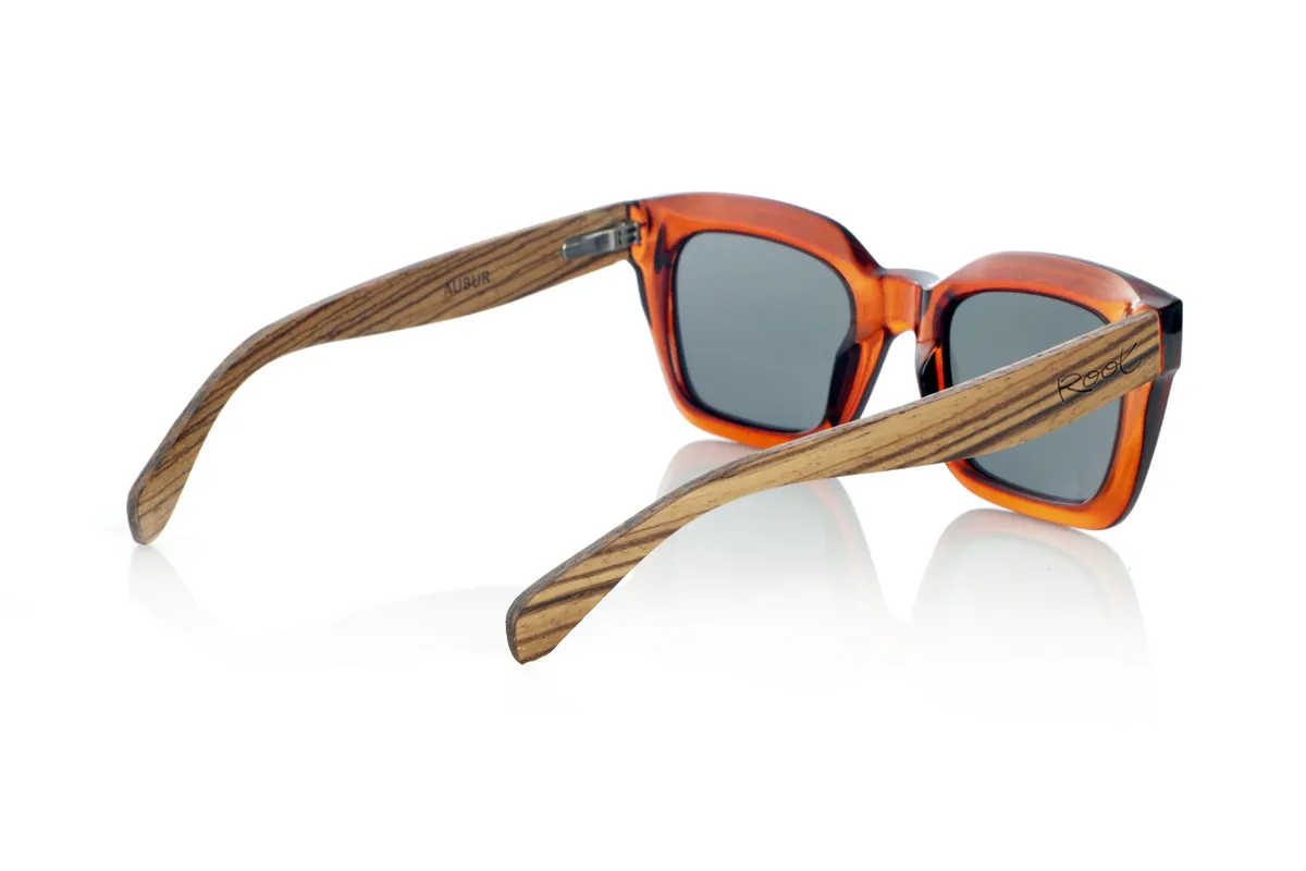 Gafas de Madera Natural de Zebrano AUBUR. Las AUBUR combinan un diseño atrevido con la calidez de los materiales naturales. Su montura de acetato en un llamativo tono ámbar translúcido aporta un aire retro y sofisticado, mientras que las varillas de madera de Zebrano realzan la conexión con la naturaleza. Estas gafas de sol de madera destacan por su forma cuadrada y estructura robusta, ofreciendo un ajuste cómodo y una presencia impactante. Equipadas con lentes polarizadas de alta calidad, proporcionan una visión nítida y protección UV total. 

Dimensiones de 147x50mm. Calibre de 50. Venta al Por Mayor y Detalle | Root Sunglasses® 