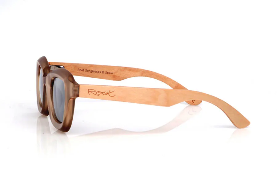 Gafas de Madera Natural de Arce QUIZ WISK. Las gafas de sol de madera QUIZ destacan por su frontal oversized de líneas cuadradas y con un sutil toque cat-eye, muy favorecedor y con mucha presencia. El acabado translúcido en tono whisky/beige, con efecto satinado, aporta luminosidad y un look moderno y sofisticado, fácil de combinar.

Las varillas de madera de arce (maple) añaden ligereza visual y un contraste natural que equilibra el diseño, con un perfil cómodo para el día a día. Un modelo perfecto si buscas un estilo potente, femenino y actual.

Dimensiones: 145x48 mm
Calibre: 42
 Venta al Por Mayor y Detalle | Root Sunglasses® 