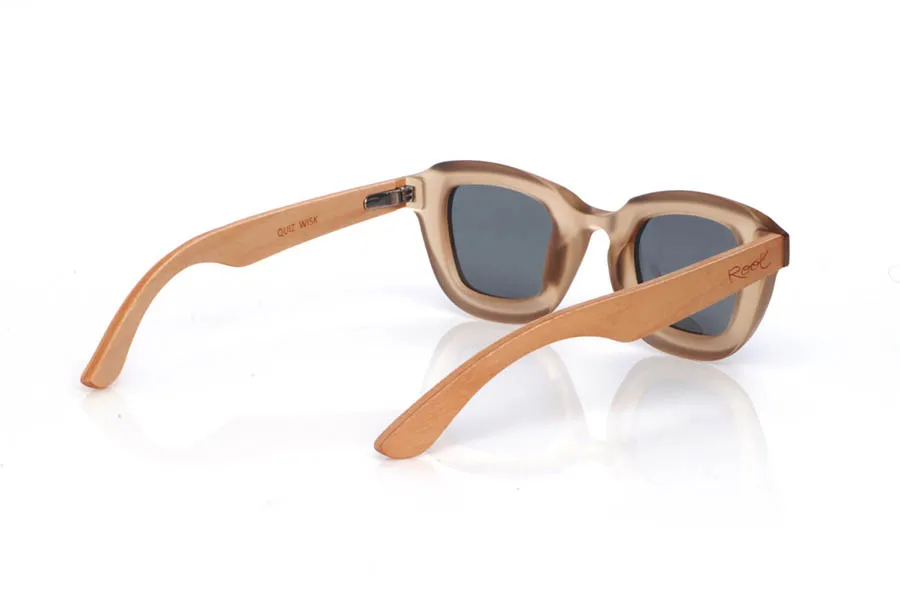 Gafas de Madera Natural de Arce QUIZ WISK. Las gafas de sol de madera QUIZ destacan por su frontal oversized de líneas cuadradas y con un sutil toque cat-eye, muy favorecedor y con mucha presencia. El acabado translúcido en tono whisky/beige, con efecto satinado, aporta luminosidad y un look moderno y sofisticado, fácil de combinar.

Las varillas de madera de arce (maple) añaden ligereza visual y un contraste natural que equilibra el diseño, con un perfil cómodo para el día a día. Un modelo perfecto si buscas un estilo potente, femenino y actual.

Dimensiones: 145x48 mm
Calibre: 42
 Venta al Por Mayor y Detalle | Root Sunglasses® 