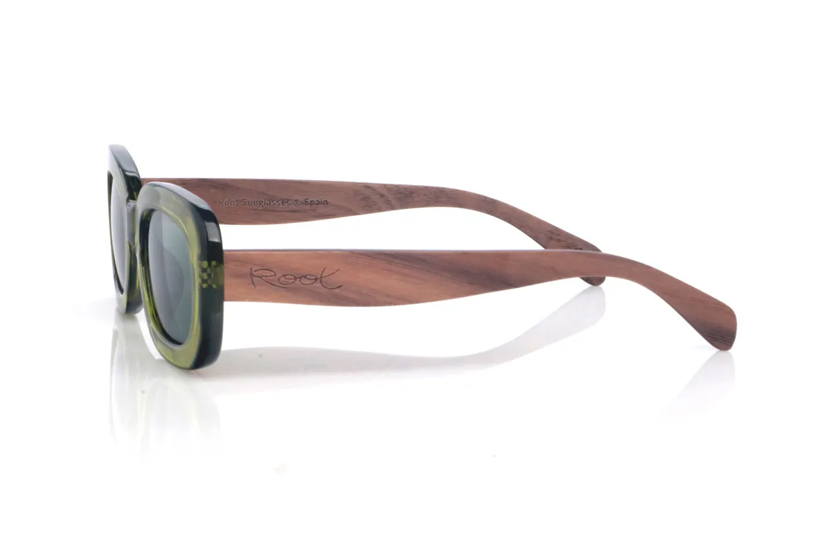 Gafas de Madera Natural de Walnut DOOZ GREEN. Las gafas de sol de madera DOOZ destacan por su frontal translúcido en verde oliva y una silueta ovalada-rectangular de aire retro, muy equilibrada y fácil de llevar. El puente suavemente marcado mantiene un look limpio, mientras el aro con presencia aporta personalidad sin recargar.

Las varillas de madera walnut aportan un contraste cálido y natural, con una veta sutil que hace que cada unidad sea ligeramente distinta. Un modelo cómodo para el día a día, con protección completa frente a los rayos UV.

Dimensiones: 145x48 mm
Calibre: 42
 Venta al Por Mayor y Detalle | Root Sunglasses® 