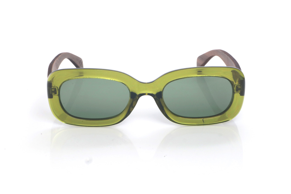 Gafas de Madera Natural de Walnut DOOZ GREEN. Las gafas de sol de madera DOOZ destacan por su frontal translúcido en verde oliva y una silueta ovalada-rectangular de aire retro, muy equilibrada y fácil de llevar. El puente suavemente marcado mantiene un look limpio, mientras el aro con presencia aporta personalidad sin recargar.

Las varillas de madera walnut aportan un contraste cálido y natural, con una veta sutil que hace que cada unidad sea ligeramente distinta. Un modelo cómodo para el día a día, con protección completa frente a los rayos UV.

Dimensiones: 145x48 mm
Calibre: 42
 Venta al Por Mayor y Detalle | Root Sunglasses® 