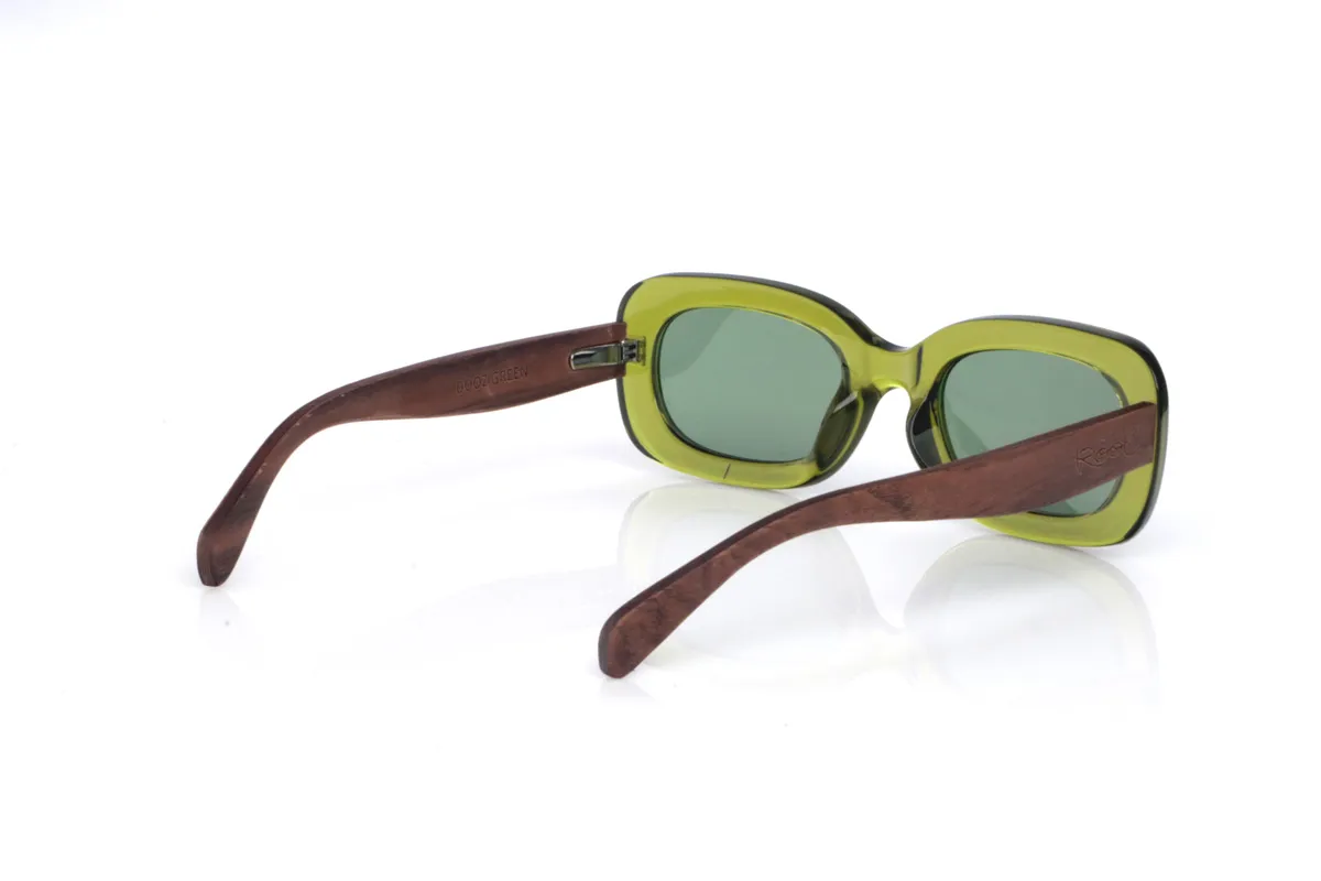Gafas de Madera Natural de Walnut DOOZ GREEN. Las gafas de sol de madera DOOZ destacan por su frontal translúcido en verde oliva y una silueta ovalada-rectangular de aire retro, muy equilibrada y fácil de llevar. El puente suavemente marcado mantiene un look limpio, mientras el aro con presencia aporta personalidad sin recargar.

Las varillas de madera walnut aportan un contraste cálido y natural, con una veta sutil que hace que cada unidad sea ligeramente distinta. Un modelo cómodo para el día a día, con protección completa frente a los rayos UV.

Dimensiones: 145x48 mm
Calibre: 42
 Venta al Por Mayor y Detalle | Root Sunglasses® 