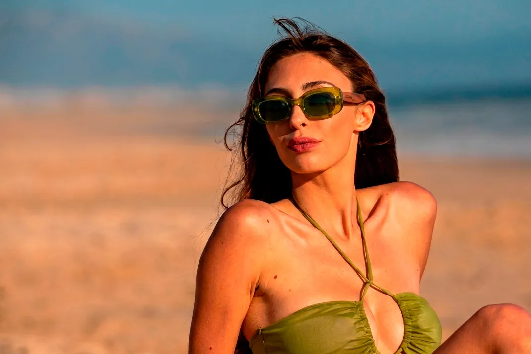 Gafas de Madera Natural de Walnut DOOZ GREEN. Las gafas de sol de madera DOOZ destacan por su frontal translúcido en verde oliva y una silueta ovalada-rectangular de aire retro, muy equilibrada y fácil de llevar. El puente suavemente marcado mantiene un look limpio, mientras el aro con presencia aporta personalidad sin recargar.

Las varillas de madera walnut aportan un contraste cálido y natural, con una veta sutil que hace que cada unidad sea ligeramente distinta. Un modelo cómodo para el día a día, con protección completa frente a los rayos UV.

Dimensiones: 145x48 mm
Calibre: 42
 Venta al Por Mayor y Detalle | Root Sunglasses® 