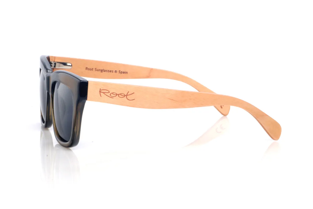 Gafas de Madera Natural de Arce MERYL GR. Las gafas de sol MERYL GR destacan por su silueta cuadrada con un ligero toque cat-eye, con mucha presencia y un estilo muy actual. El frontal translúcido en verde humo aporta profundidad y un acabado elegante, manteniendo unas líneas limpias y definidas que se ven potentes sin resultar pesadas.

Las varillas de madera de arce añaden un contraste cálido y natural, y equilibran el diseño con un perfil ligero y cómodo para el uso diario.

Dimensiones: 145x50 mm
Calibre: 51
 Venta al Por Mayor y Detalle | Root Sunglasses® 