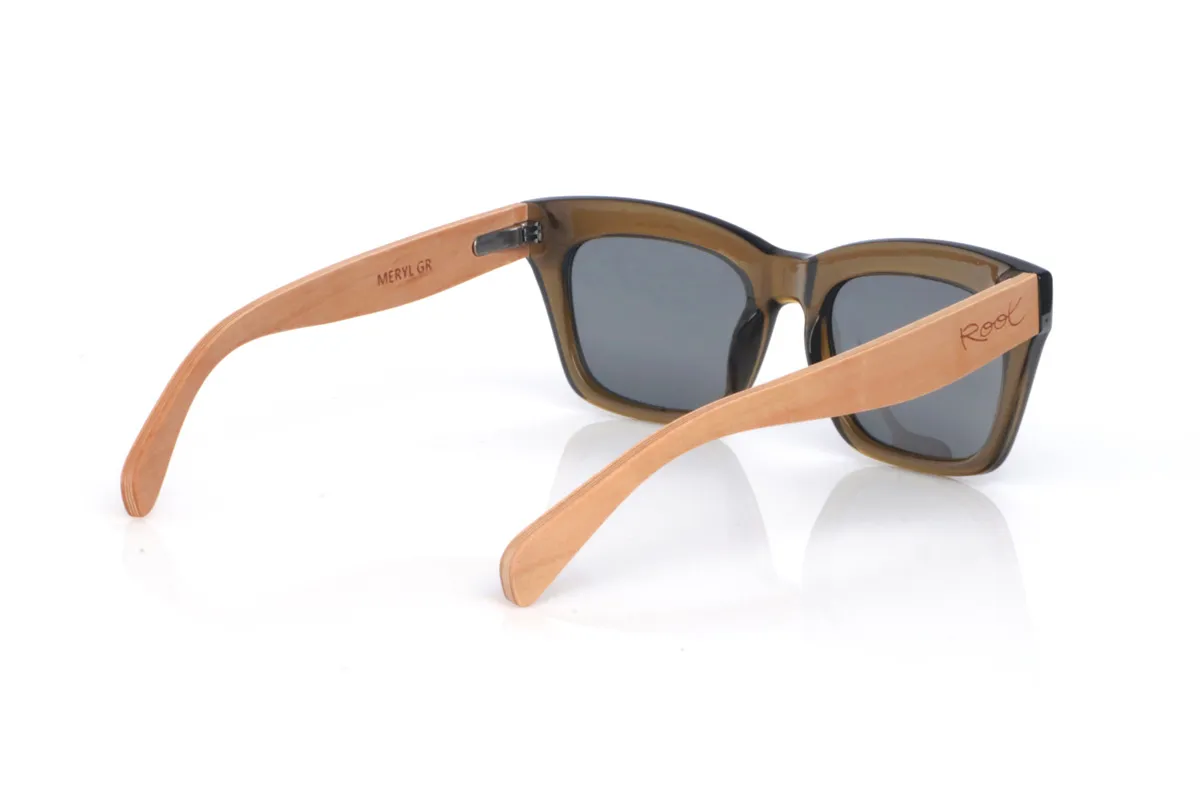 Gafas de Madera Natural de Arce MERYL GR. Las gafas de sol MERYL GR destacan por su silueta cuadrada con un ligero toque cat-eye, con mucha presencia y un estilo muy actual. El frontal translúcido en verde humo aporta profundidad y un acabado elegante, manteniendo unas líneas limpias y definidas que se ven potentes sin resultar pesadas.

Las varillas de madera de arce añaden un contraste cálido y natural, y equilibran el diseño con un perfil ligero y cómodo para el uso diario.

Dimensiones: 145x50 mm
Calibre: 51
 Venta al Por Mayor y Detalle | Root Sunglasses® 