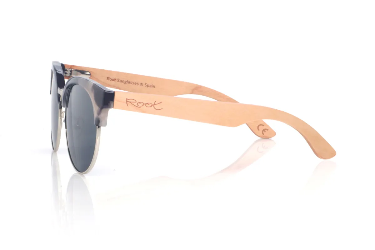 Wood eyewear of Maple ROZAL. Las gafas de sol de madera ROZAL combinan una silueta redondeada con un diseño tipo browline: aro metálico fino alrededor de la lente y una parte superior en acetato efecto carey/ahumado que aporta contraste y un aire retro muy actual. El puente metálico con plaquetas ajustables mejora el apoyo y la comodidad, manteniendo un look ligero y equilibrado.

Las varillas de madera de zebrano añaden un toque natural y distintivo gracias a su veta marcada, creando una mezcla elegante de materiales (metal + acetato + madera) muy fácil de llevar a diario.

Dimensiones: 145x55 mm
Calibre: 54
 for Wholesale & Retail | Root Sunglasses® 