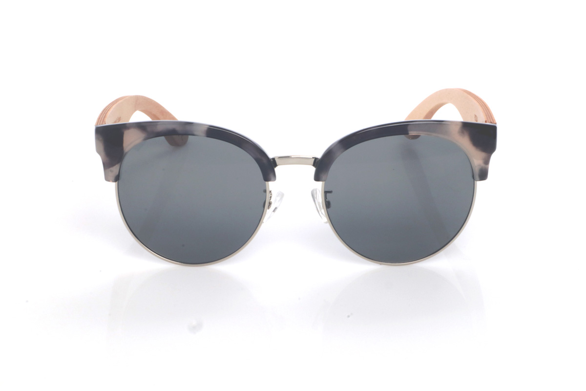 Wood eyewear of Maple ROZAL. Las gafas de sol de madera ROZAL combinan una silueta redondeada con un diseño tipo browline: aro metálico fino alrededor de la lente y una parte superior en acetato efecto carey/ahumado que aporta contraste y un aire retro muy actual. El puente metálico con plaquetas ajustables mejora el apoyo y la comodidad, manteniendo un look ligero y equilibrado.

Las varillas de madera de zebrano añaden un toque natural y distintivo gracias a su veta marcada, creando una mezcla elegante de materiales (metal + acetato + madera) muy fácil de llevar a diario.

Dimensiones: 145x55 mm
Calibre: 54
 for Wholesale & Retail | Root Sunglasses® 