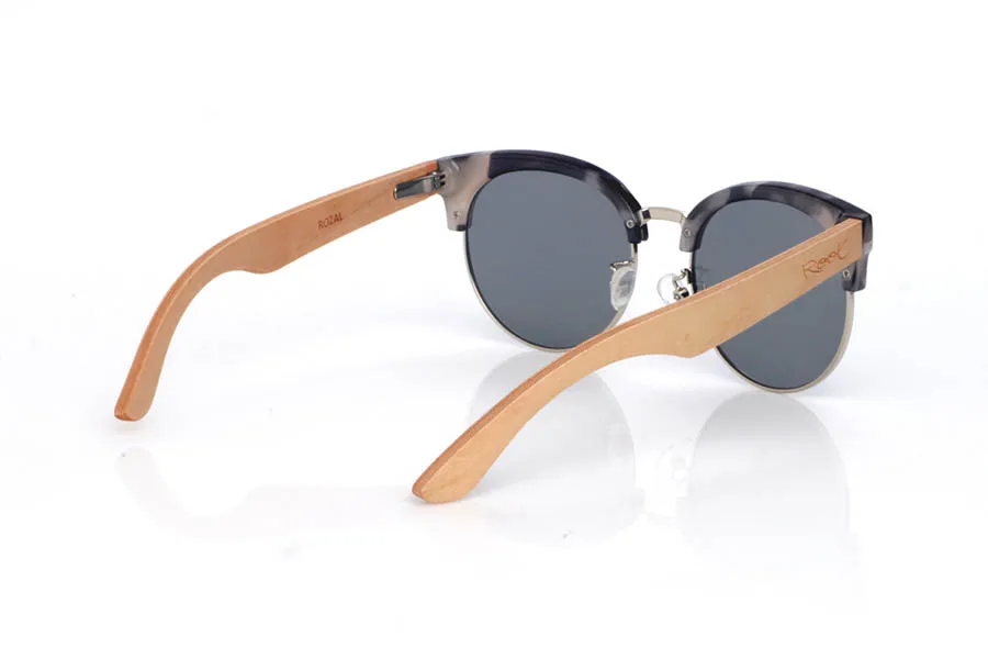 Wood eyewear of Maple ROZAL. Las gafas de sol de madera ROZAL combinan una silueta redondeada con un diseño tipo browline: aro metálico fino alrededor de la lente y una parte superior en acetato efecto carey/ahumado que aporta contraste y un aire retro muy actual. El puente metálico con plaquetas ajustables mejora el apoyo y la comodidad, manteniendo un look ligero y equilibrado.

Las varillas de madera de zebrano añaden un toque natural y distintivo gracias a su veta marcada, creando una mezcla elegante de materiales (metal + acetato + madera) muy fácil de llevar a diario.

Dimensiones: 145x55 mm
Calibre: 54
 for Wholesale & Retail | Root Sunglasses® 