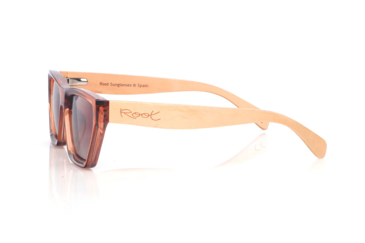 Gafas de Madera Natural de Arce MOCHA CH. Las gafas de sol de madera MOCHA CH destacan por su frontal translúcido en tono ámbar/caramelo, con un acabado brillante y una forma geométrica tipo cat-eye suave que estiliza mucho la mirada. El contorno es anguloso pero equilibrado, con lente amplia y un puente marcado que le da carácter sin recargar.

Las varillas de madera de arce aportan un contraste natural y luminoso, con vetas sutiles y un perfil cómodo para el uso diario. Un modelo muy fácil de combinar si buscas un look femenino, moderno y con personalidad.

Dimensiones: 143x45 mm
Calibre: 53
 Venta al Por Mayor y Detalle | Root Sunglasses® 