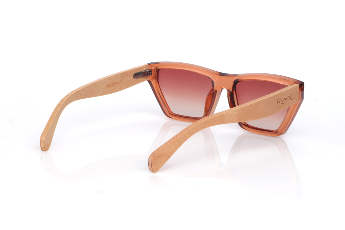 Gafas de Madera Natural de Arce MOCHA CH. Las gafas de sol de madera MOCHA CH destacan por su frontal translúcido en tono ámbar/caramelo, con un acabado brillante y una forma geométrica tipo cat-eye suave que estiliza mucho la mirada. El contorno es anguloso pero equilibrado, con lente amplia y un puente marcado que le da carácter sin recargar.

Las varillas de madera de arce aportan un contraste natural y luminoso, con vetas sutiles y un perfil cómodo para el uso diario. Un modelo muy fácil de combinar si buscas un look femenino, moderno y con personalidad.

Dimensiones: 143x45 mm
Calibre: 53
 Venta al Por Mayor y Detalle | Root Sunglasses® 