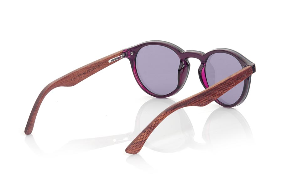 Gafas de Madera Natural de Palisandro SUN PINK. Las gafas de sol SUN PINK están realizadas con el frontal de material sintético PINK y las varillas en madera de palisandro grabadas con un patrón étnico, se trata de un modelo femenino redondeado muy de tendencia actual las lentes <b>PC NO POLARIZADAS</b> cubren todo el frontal. Medida frontal: 136X49mm Venta al Por Mayor y Detalle | Root Sunglasses® 