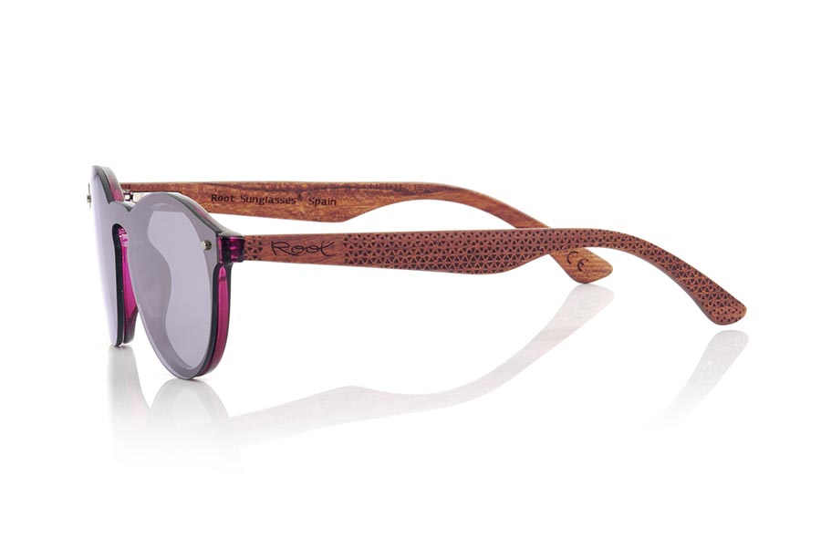 Gafas de Madera Natural de Palisandro SUN PINK. Las gafas de sol SUN PINK están realizadas con el frontal de material sintético PINK y las varillas en madera de palisandro grabadas con un patrón étnico, se trata de un modelo femenino redondeado muy de tendencia actual las lentes <b>PC NO POLARIZADAS</b> cubren todo el frontal. Medida frontal: 136X49mm Venta al Por Mayor y Detalle | Root Sunglasses® 