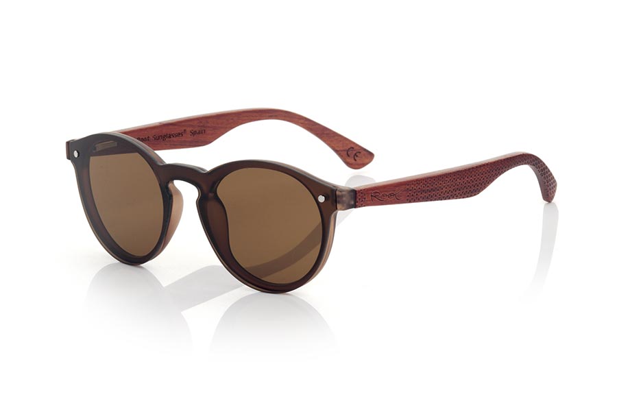 Wood eyewear of Rosewood modelo SUN BROWN. SUN BROWN sunglasses are made with Brown synthetic material front and sideburns in rosewood engraved with an ethnic pattern, it's a female model rounded very current trend lenses cover around the front... Front size: 136X49mm | Root Sunglasses® 