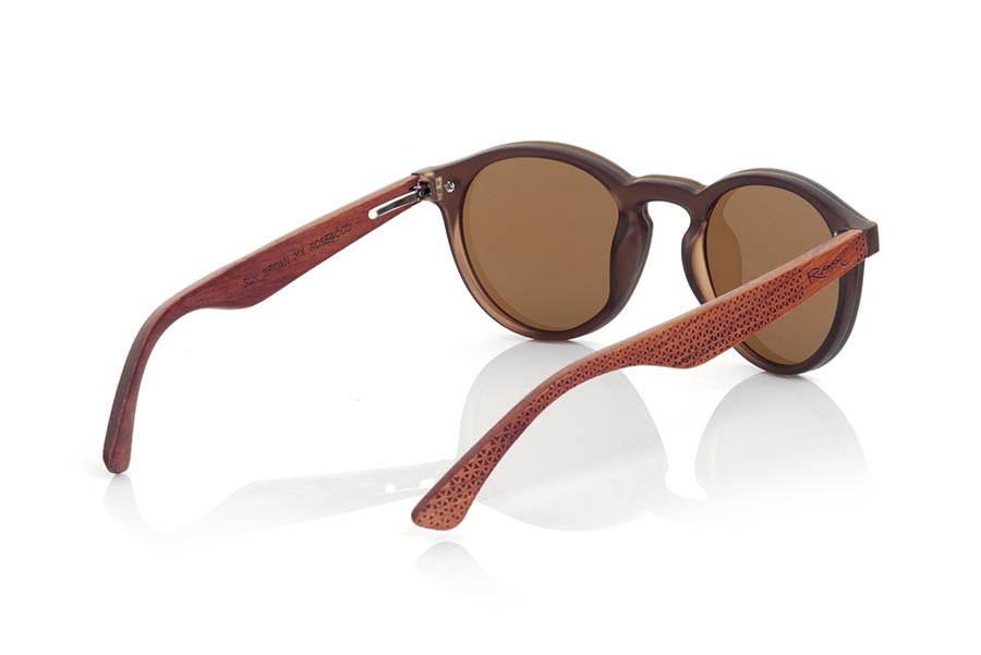 Wood eyewear of Rosewood SUN BROWN. SUN BROWN sunglasses are made with Brown synthetic material front and sideburns in rosewood engraved with an ethnic pattern, it's a female model rounded very current trend lenses cover around the front... Front size: 136X49mm for Wholesale & Retail | Root Sunglasses® 