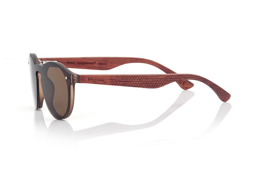 Wood eyewear of Rosewood SUN BROWN. SUN BROWN sunglasses are made with Brown synthetic material front and sideburns in rosewood engraved with an ethnic pattern, it's a female model rounded very current trend lenses cover around the front... Front size: 136X49mm for Wholesale & Retail | Root Sunglasses® 