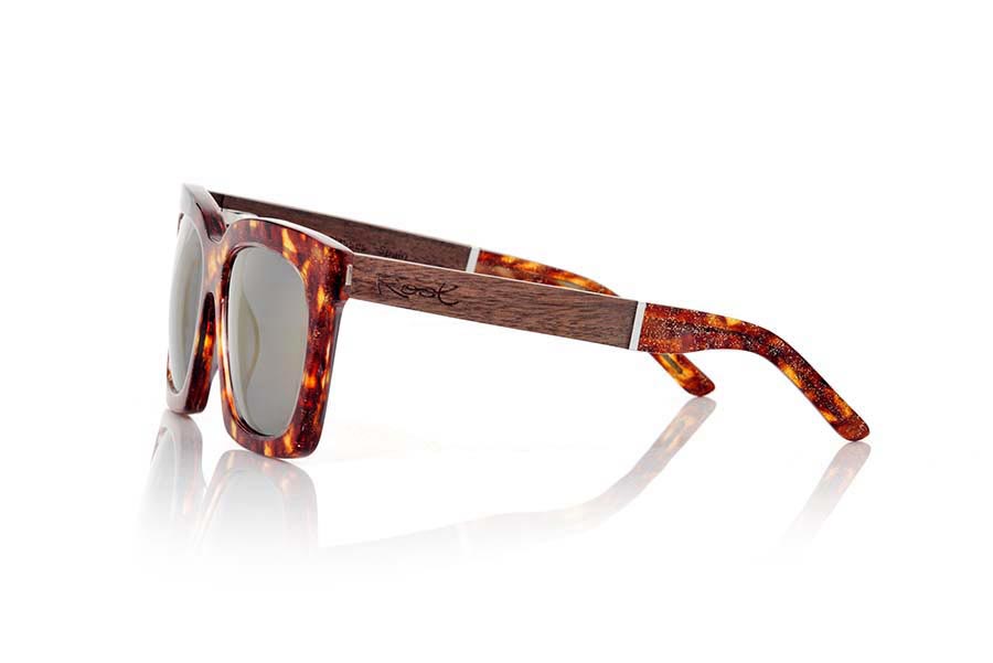 Wood eyewear of Rosewood MADAGASCAR. MADAGASCAR sunglasses of the MIXED PREMIUM series are manufactured with the front in acetate quality color reddish carey and sideburns in natural ROSEWOOD finished in Rod covered with acetate hawksbill that can be adjusted if necessary. Is is of a model more broad of forms something angular and suggestive that left him perfectly to them. The quality of the materials and their perfect completion will surprise you. Measure front: 148x55mm for Wholesale & Retail | Root Sunglasses® 