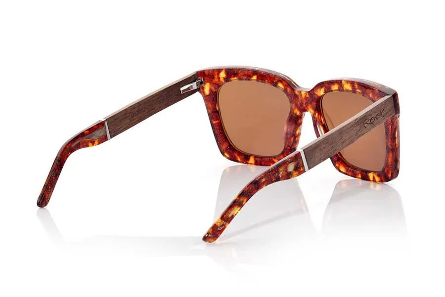 Wood eyewear of Rosewood MADAGASCAR. MADAGASCAR sunglasses of the MIXED PREMIUM series are manufactured with the front in acetate quality color reddish carey and sideburns in natural ROSEWOOD finished in Rod covered with acetate hawksbill that can be adjusted if necessary. Is is of a model more broad of forms something angular and suggestive that left him perfectly to them. The quality of the materials and their perfect completion will surprise you. Measure front: 148x55mm for Wholesale & Retail | Root Sunglasses® 