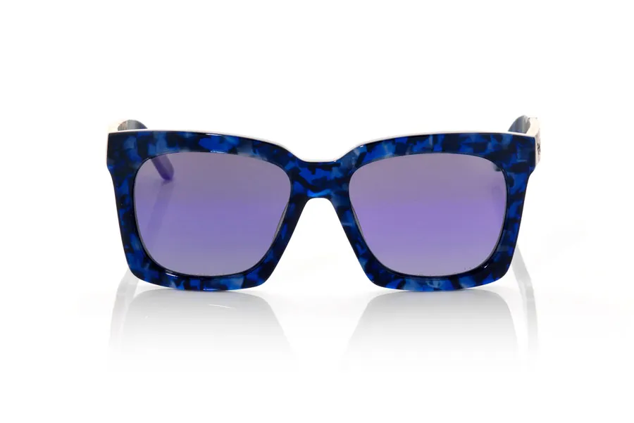 Wood eyewear of Rosewood SAMOA. Las gafas de sol MADAGASCAR de la serie MIXED PREMIUM están fabricadas con el frontal en acetato de calidad en color carey rojizo y las patillas en madera de PALISANDRO natural terminadas en varilla cubiertas de acetato carey  que permiten ser ajustadas en caso necesario. Se trata de un modelo más amplio de formas algo angulosas y sugerentes que quedan le perfectamente a ellas. Te sorprenderá la calidad de los materiales y su terminación perfecta. Medida frontal: 148x55mm for Wholesale & Retail | Root Sunglasses® 