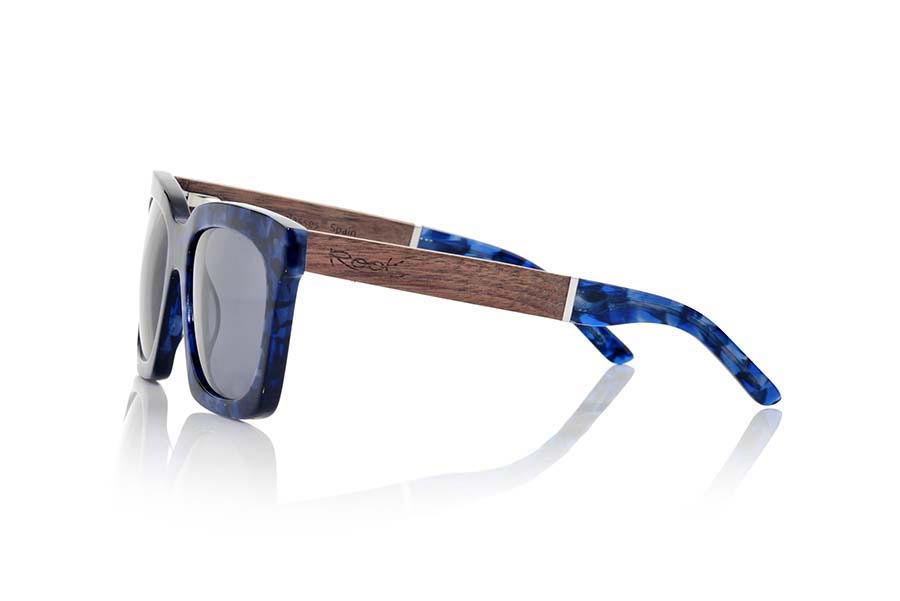 Gafas de Madera Natural de Palisandro SAMOA. Las gafas de sol AKTUA de la serie MIXED PREMIUM están fabricadas con el frontal en acetato de calidad en color carey rojizo y las varillas en madera de PALISANDRO natural terminadas en varilla cubiertas de acetato carey  que permiten ser ajustadas en caso necesario. Se trata de un modelo más amplio de formas algo angulosas y sugerentes que quedan le perfectamente a ellas. Te sorprenderá la calidad de los materiales y su terminación perfecta. Medida frontal: 148x55mm Venta al Por Mayor y Detalle | Root Sunglasses® 