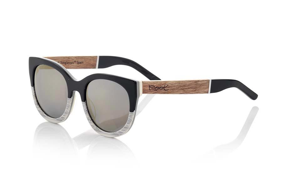 Gafas de Madera Natural de Palisandro TIKAL. Las gafas de sol TIKAL de la serie MIXED PREMIUM están fabricadas con el frontal en acetato de calidad en colores negro y blanco y las varillas en madera de PALISANDRO natural terminadas en varilla cubiertas de acetato carey  que permiten ser ajustadas en caso necesario. Se trata de un modelo redondeado triangular de formas algo angulosasmuy elegante que quedan le perfectamente a ellas. Te sorprenderá la calidad de los materiales y su terminación perfecta. Medida frontal: 140x53mm Venta al Por Mayor y Detalle | Root Sunglasses® 