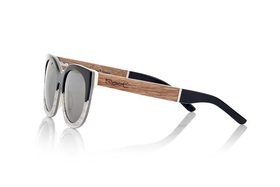 Wood eyewear of Rosewood TIKAL. TIKAL sunglasses of the MIXED PREMIUM series are manufactured with the front in acetate quality in black and white and sideburns in natural ROSEWOOD finished in Rod covered with acetate hawksbill that can be adjusted if necessary. A rounded triangular model of forms is something elegant angulosasmuy remaining him perfectly to them. The quality of the materials and their perfect completion will surprise you. Measure front: 140x53mm for Wholesale & Retail | Root Sunglasses® 