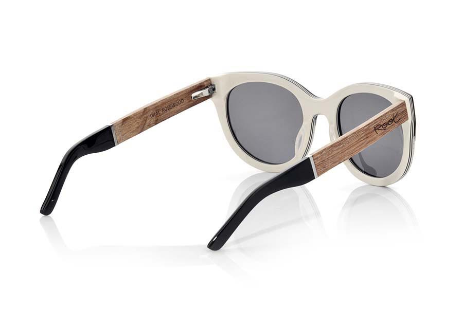 Wood eyewear of Rosewood TIKAL. TIKAL sunglasses of the MIXED PREMIUM series are manufactured with the front in acetate quality in black and white and sideburns in natural ROSEWOOD finished in Rod covered with acetate hawksbill that can be adjusted if necessary. A rounded triangular model of forms is something elegant angulosasmuy remaining him perfectly to them. The quality of the materials and their perfect completion will surprise you. Measure front: 140x53mm for Wholesale & Retail | Root Sunglasses® 