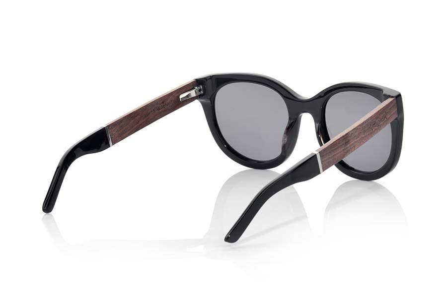 Wood eyewear of Rosewood KRETA. KRETA sunglasses of the MIXED PREMIUM series are manufactured with the front in acetate quality black and brown and sideburns in natural ROSEWOOD finished in Rod covered in black acetate that can be adjusted if necessary. It's a model rounded triangular rather angular forms very elegant sit perfectly to them. The quality of the materials and their perfect completion will surprise you. Front size: 140x53mm for Wholesale & Retail | Root Sunglasses® 