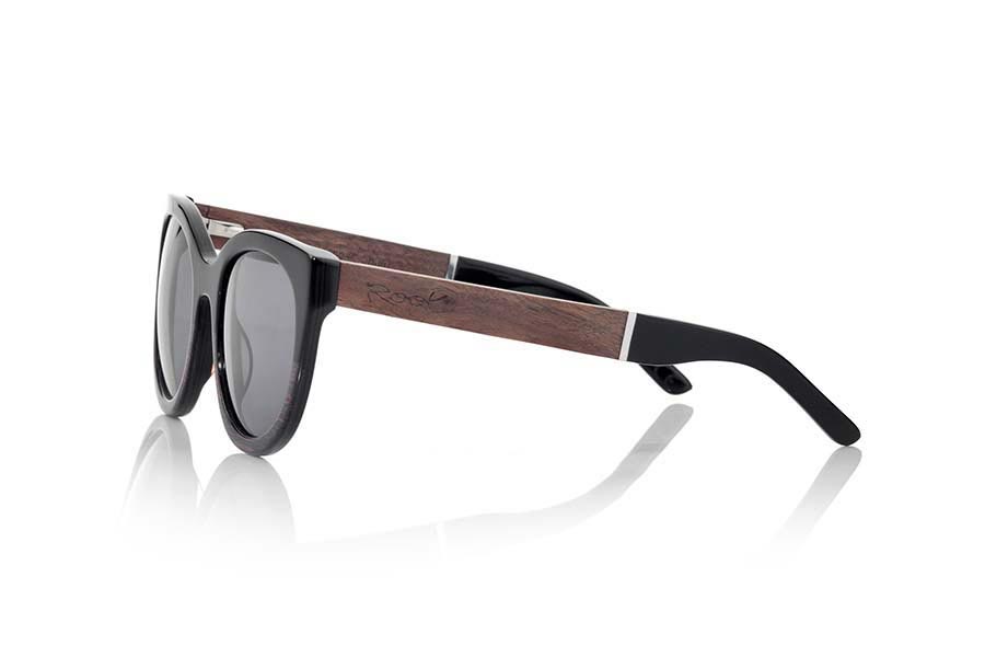 Wood eyewear of Rosewood KRETA. KRETA sunglasses of the MIXED PREMIUM series are manufactured with the front in acetate quality black and brown and sideburns in natural ROSEWOOD finished in Rod covered in black acetate that can be adjusted if necessary. It's a model rounded triangular rather angular forms very elegant sit perfectly to them. The quality of the materials and their perfect completion will surprise you. Front size: 140x53mm for Wholesale & Retail | Root Sunglasses® 