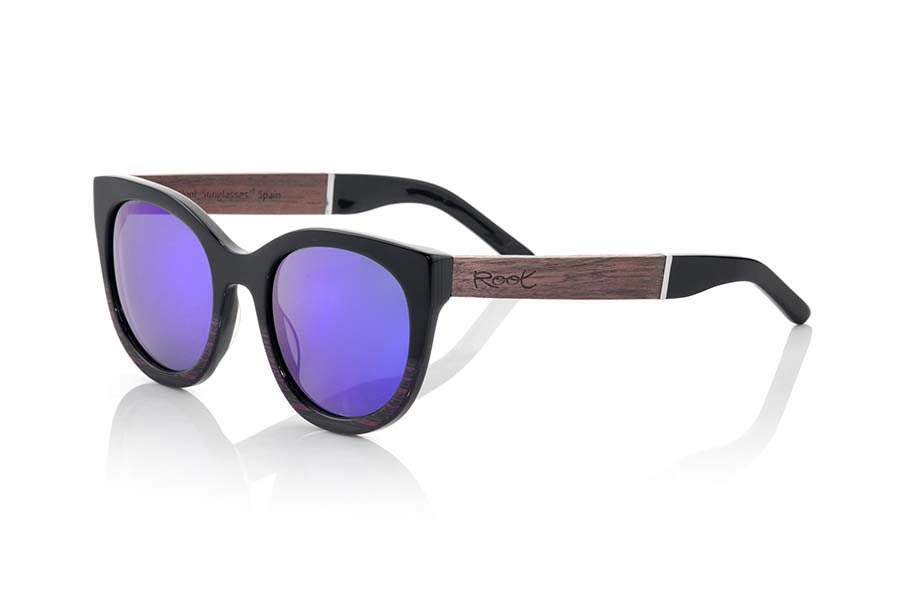 Wood eyewear of Rosewood KRETA. KRETA sunglasses of the MIXED PREMIUM series are manufactured with the front in acetate quality black and brown and sideburns in natural ROSEWOOD finished in Rod covered in black acetate that can be adjusted if necessary. It's a model rounded triangular rather angular forms very elegant sit perfectly to them. The quality of the materials and their perfect completion will surprise you. Front size: 140x53mm for Wholesale & Retail | Root Sunglasses® 