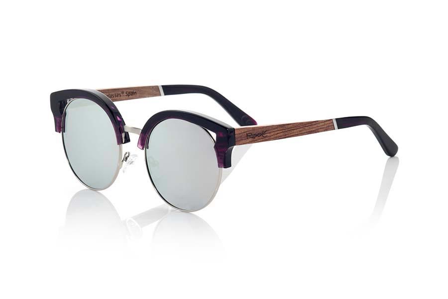 Wood eyewear of Rosewood modelo ARYA. ARYA sunglasses of the MIXED PREMIUM series are manufactured with the front in acetate high-quality color purple and sideburns in natural ROSEWOOD finished in Rod covered in black acetate that can be adjusted if necessary. It's a model with eyebrow stylish acetate which sit perfectly to them. The quality of the materials and their perfect completion will surprise you. Front size: 140x54mm | Root Sunglasses® 