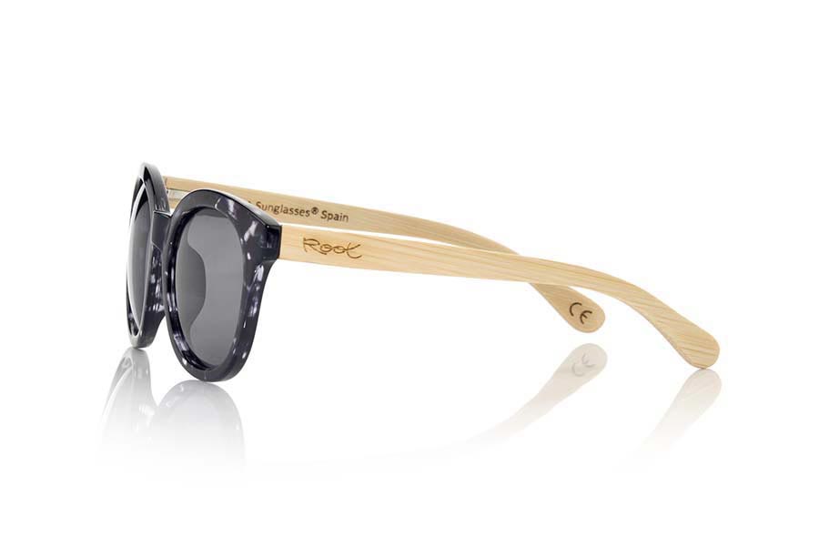 Wood eyewear of Bamboo SAMSA. SAMSA sunglasses are made with synthetic material CAREY front dark and sideburns in NATURAL bamboo wood combined with four colors of lenses that will adapt perfectly to your taste and to your modern style. Front size: 144X54mm for Wholesale & Retail | Root Sunglasses® 