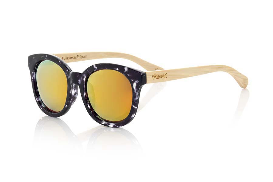 Gafas de Madera Natural de Bambú SAMSA. Las gafas de sol SAMSA están realizadas con el frontal de material sintético CAREY dark y las varillas en madera de bambú NATURAL combinadas con cuatro colores de lentes que se adaptarán a la perfección a tu gusto y a tu estilo moderno. Medida frontal: 144X54mm Venta al Por Mayor y Detalle | Root Sunglasses® 