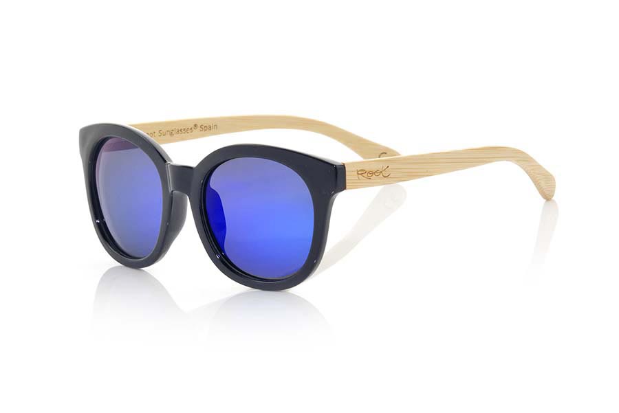 Wood eyewear of Bamboo KIM. Them glasses of Sun KIM are made with the front of material synthetic black and the PIN in wood of bambunatural combined with four colors of lenses that is adapted to the perfection to your taste and to your style modern. Front size: 144X54mm for Wholesale & Retail | Root Sunglasses® 