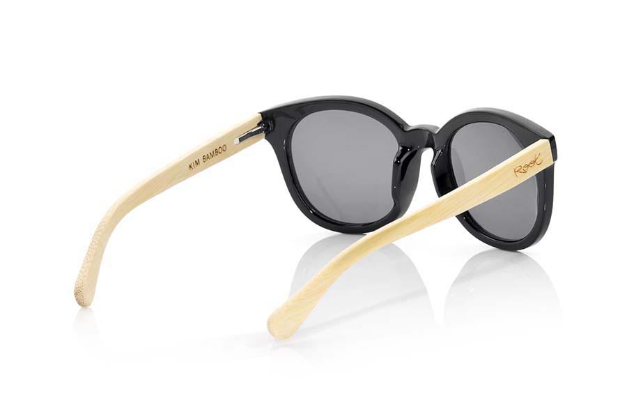 Gafas de Madera Natural de Bambú KIM. Las gafas de sol KIM están realizadas con el frontal de material sintético Negro y las varillas en madera de bambúnatural combinadas con cuatro colores de lentes que se adaptarán a la perfección a tu gusto y a tu estilo moderno. Medida frontal: 144X54mm Venta al Por Mayor y Detalle | Root Sunglasses® 