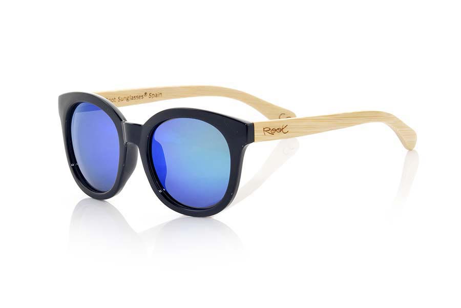 Gafas de Madera Natural de Bambú KIM. Las gafas de sol KIM están realizadas con el frontal de material sintético Negro y las varillas en madera de bambúnatural combinadas con cuatro colores de lentes que se adaptarán a la perfección a tu gusto y a tu estilo moderno. Medida frontal: 144X54mm Venta al Por Mayor y Detalle | Root Sunglasses® 