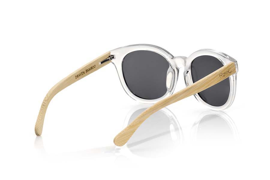 Gafas de Madera Natural de Bambú DRAVEN. Las gafas de sol DRAVEN están realizadas con el frontal de material sintético blanco transparente shiny y las varillas en madera de bambú combinadas con cuatro colores de lentes que se adaptarán a la perfección a tu gusto y a tu estilo moderno. Medida frontal: 144X54mm Venta al Por Mayor y Detalle | Root Sunglasses® 