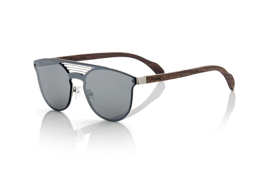 Wood eyewear of Walnut modelo IRTISH. The IRTISH MIXED PREMIUM series sunglasses are made of matte plated stainless steel front frame and natural walnut wood sideburns flat lenses occupy the whole frame in both eyes you will be surprised by the quality of the materials and their Perfect termination. Frontal measurement: 142x50mm | Root Sunglasses® 