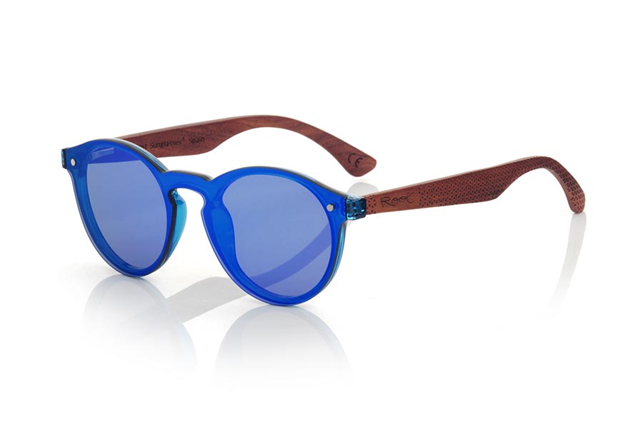 Gafas de Madera Natural de ROSEWOOD modelo SUN BLUE. Las gafas de sol SUN BLUE están realizadas con el frontal de material sintético azul y las varillas en madera de palisandro grabadas con un patrón étnico, se trata de un modelo femenino redondeado muy de tendencia actual, las lentes planas <b>PC NO POLARIZADAS</b> cubren todo el frontal. Medida frontal: 136X49mm | Root Sunglasses® 