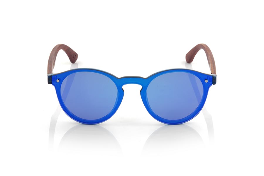 Gafas de Madera Natural de ROSEWOOD SUN BLUE. Las gafas de sol SUN BLUE están realizadas con el frontal de material sintético azul y las varillas en madera de palisandro grabadas con un patrón étnico, se trata de un modelo femenino redondeado muy de tendencia actual, las lentes planas <b>PC NO POLARIZADAS</b> cubren todo el frontal. Medida frontal: 136X49mm Venta al Por Mayor y Detalle | Root Sunglasses® 