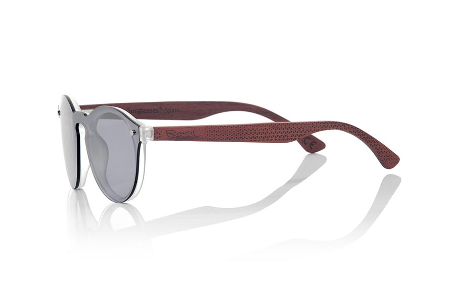 Gafas de Madera Natural de Dumu SUN SILVER. Las gafas de sol SUN SILVER están realizadas con el frontal de material sintético blanco transparente y las varillas en madera de duwood grabadas con un patrón étnico, se trata de un modelo femenino redondeado muy de tendencia actual, las lentes planas <b>PC NO POLARIZADAS</b> cubren todo el frontal. Medida frontal: 136X49mm Venta al Por Mayor y Detalle | Root Sunglasses® 