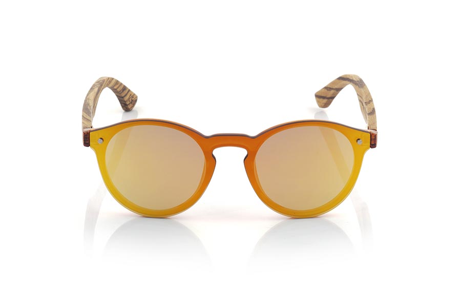 Gafas de Madera Natural de  SUN ORANGE. Las gafas de sol SUN ORANGE están realizadas con el frontal de material sintético naranja trnsparente y las varillas en madera de zebra grabadas con un patrón étnico, se trata de un modelo femenino redondeado muy de tendencia actual, las lentes planas <b>PC NO POLARIZADAS</b> cubren todo el frontal. Medida frontal: 136X49mm Venta al Por Mayor y Detalle | Root Sunglasses® 