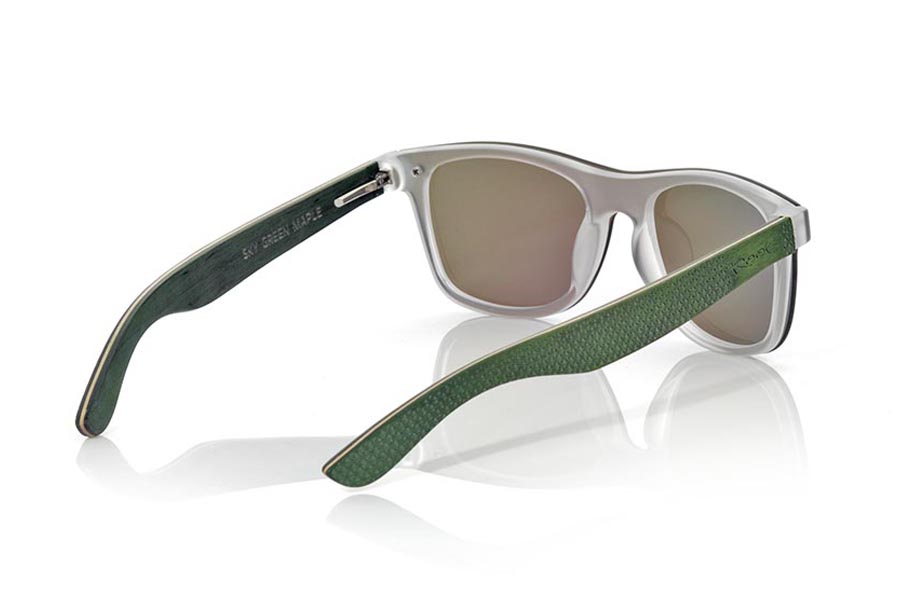 Wood eyewear of Skateboard SKY GREEN. The SKY GREEN sunglasses are made with the front of transparent synthetic material and the laminated maple skateboard wood sideburns engraved with an ethnic pattern, it is a latest trend model, flat lenses <b> non-polarized PC </b> They cover the whole front. Frontal measurement: 152X48mm for Wholesale & Retail | Root Sunglasses® 