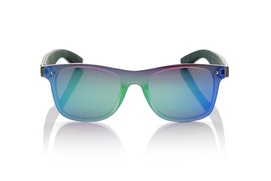 Gafas de Madera Natural de Laminada SKY GREEN. Las gafas de sol SKY GREEN están realizadas con el frontal de material sintético blanco transparente y las varillas en madera de skateboard de arce laminada grabadas con un patrón étnico, se trata de un modelo de última tendencia, las lentes planas <b>PC NO POLARIZADAS</b> cubren todo el frontal. Medida frontal: 152X48mm Venta al Por Mayor y Detalle | Root Sunglasses® 