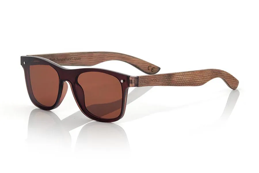 Gafas de Madera Natural de  SKY BROWN. Las gafas de sol SKY BROWN están realizadas con el frontal de material sintético marrón transparente y las varillas en madera de skateboard de arce laminada grabadas con un patrón étnico, se trata de un modelo de última tendencia, las lentes planas <b>PC NO POLARIZADAS</b> cubren todo el frontal. Medida frontal: 152X48mm Venta al Por Mayor y Detalle | Root Sunglasses® 