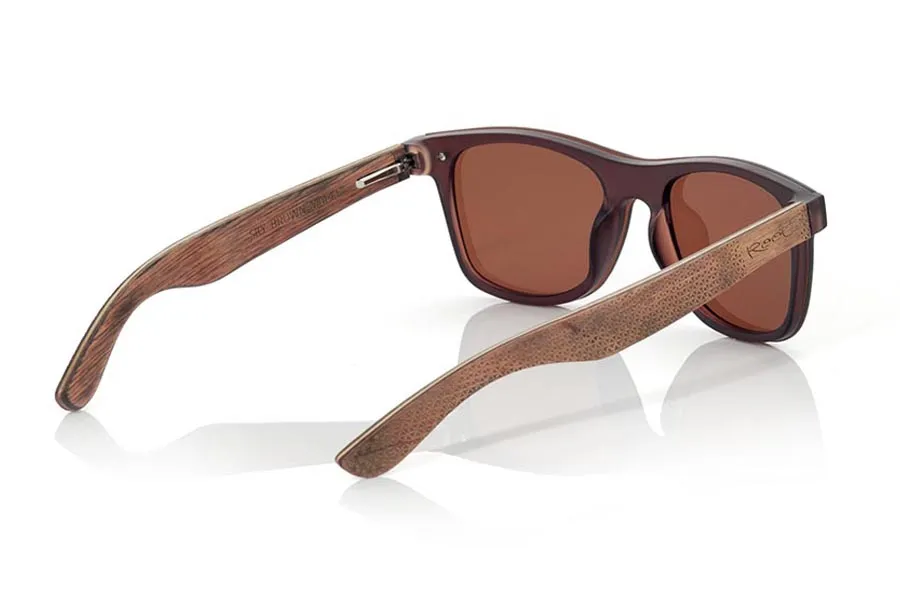 Gafas de Madera Natural de  SKY BROWN. Las gafas de sol SKY BROWN están realizadas con el frontal de material sintético marrón transparente y las varillas en madera de skateboard de arce laminada grabadas con un patrón étnico, se trata de un modelo de última tendencia, las lentes planas <b>PC NO POLARIZADAS</b> cubren todo el frontal. Medida frontal: 152X48mm Venta al Por Mayor y Detalle | Root Sunglasses® 