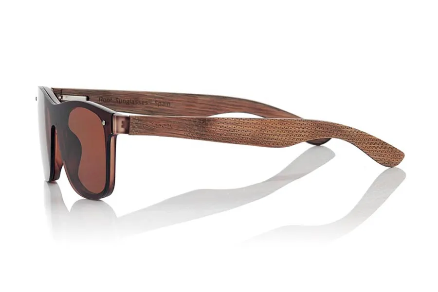 Gafas de Madera Natural de  SKY BROWN. Las gafas de sol SKY BROWN están realizadas con el frontal de material sintético marrón transparente y las varillas en madera de skateboard de arce laminada grabadas con un patrón étnico, se trata de un modelo de última tendencia, las lentes planas <b>PC NO POLARIZADAS</b> cubren todo el frontal. Medida frontal: 152X48mm Venta al Por Mayor y Detalle | Root Sunglasses® 