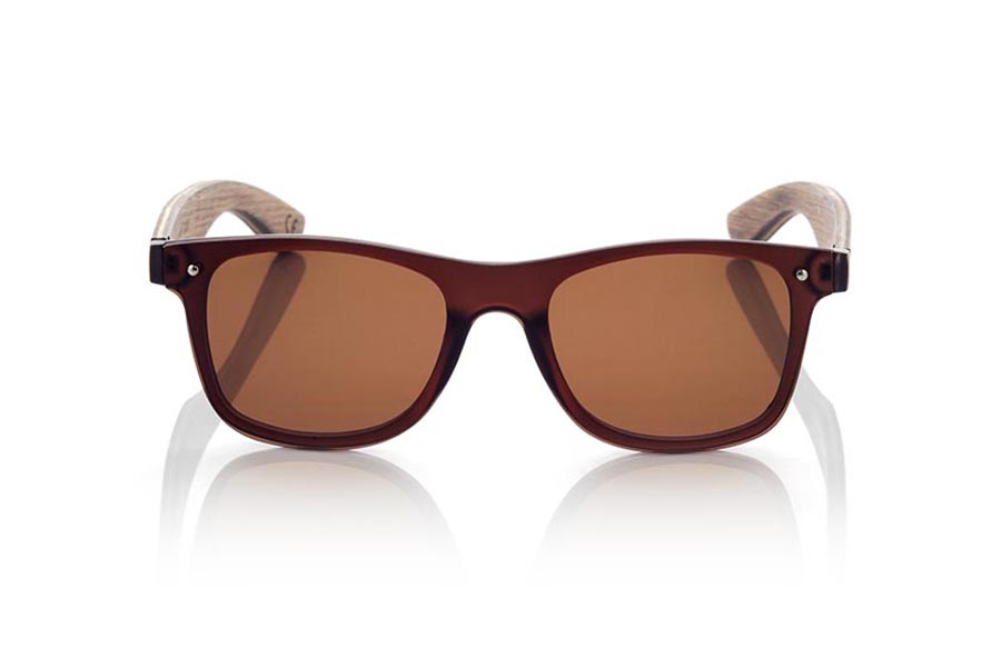 Wood eyewear of  SKY BROWN. The SKY BROWN sunglasses are made with the front of BROWN synthetic material and the laminated maple skateboard wood sideburns engraved with an ethnic pattern, it is a latest trend model, flat lenses <b> non-polarized PC </b> They cover the whole front. Frontal measurement: 152X48mm for Wholesale & Retail | Root Sunglasses® 