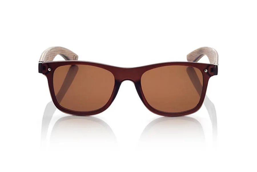 Gafas de Madera Natural de  SKY BROWN. Las gafas de sol SKY BROWN están realizadas con el frontal de material sintético marrón transparente y las varillas en madera de skateboard de arce laminada grabadas con un patrón étnico, se trata de un modelo de última tendencia, las lentes planas <b>PC NO POLARIZADAS</b> cubren todo el frontal. Medida frontal: 152X48mm Venta al Por Mayor y Detalle | Root Sunglasses® 