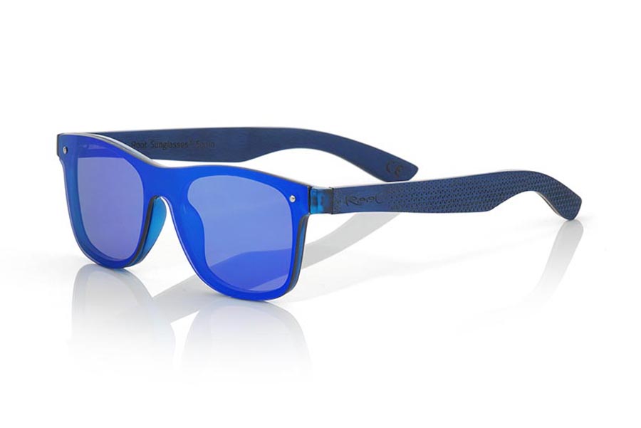 Gafas de Madera Natural de Laminada SKY BLUE. Las gafas de sol SKY BLUE están realizadas con el frontal de material sintético azul transparente y las varillas en madera de skateboard de arce laminada grabadas con un patrón étnico, se trata de un modelo de última tendencia, las lentes planas <b>PC NO POLARIZADAS</b> cubren todo el frontal. Medida frontal: 152X48mm Venta al Por Mayor y Detalle | Root Sunglasses® 